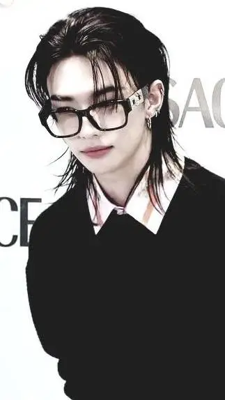 ai character: Hwang Hyunjin  background