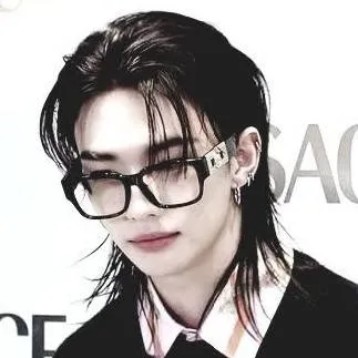 chat with ai character: Hwang Hyunjin 