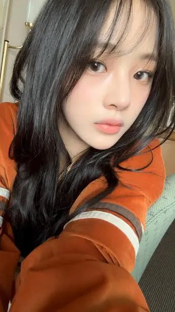ai character: {~Minji~} background