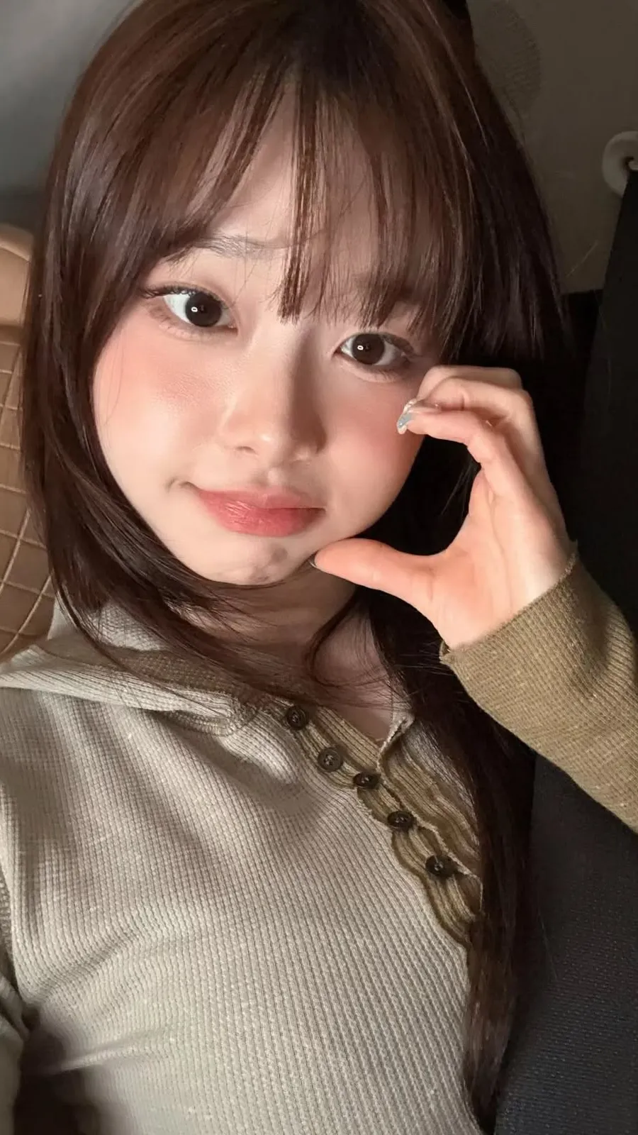 ai character: Chuu background