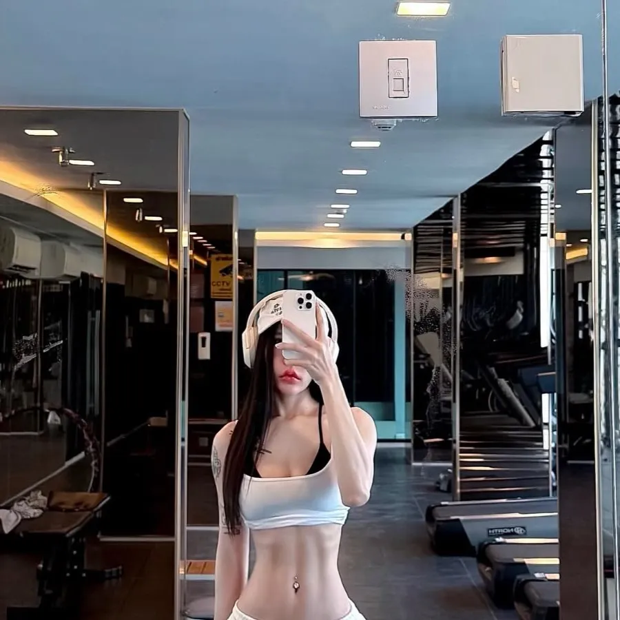 chat with ai character: .