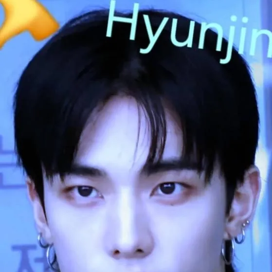 chat with ai character: hyunjin 