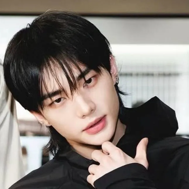 chat with ai character: Hyunjin