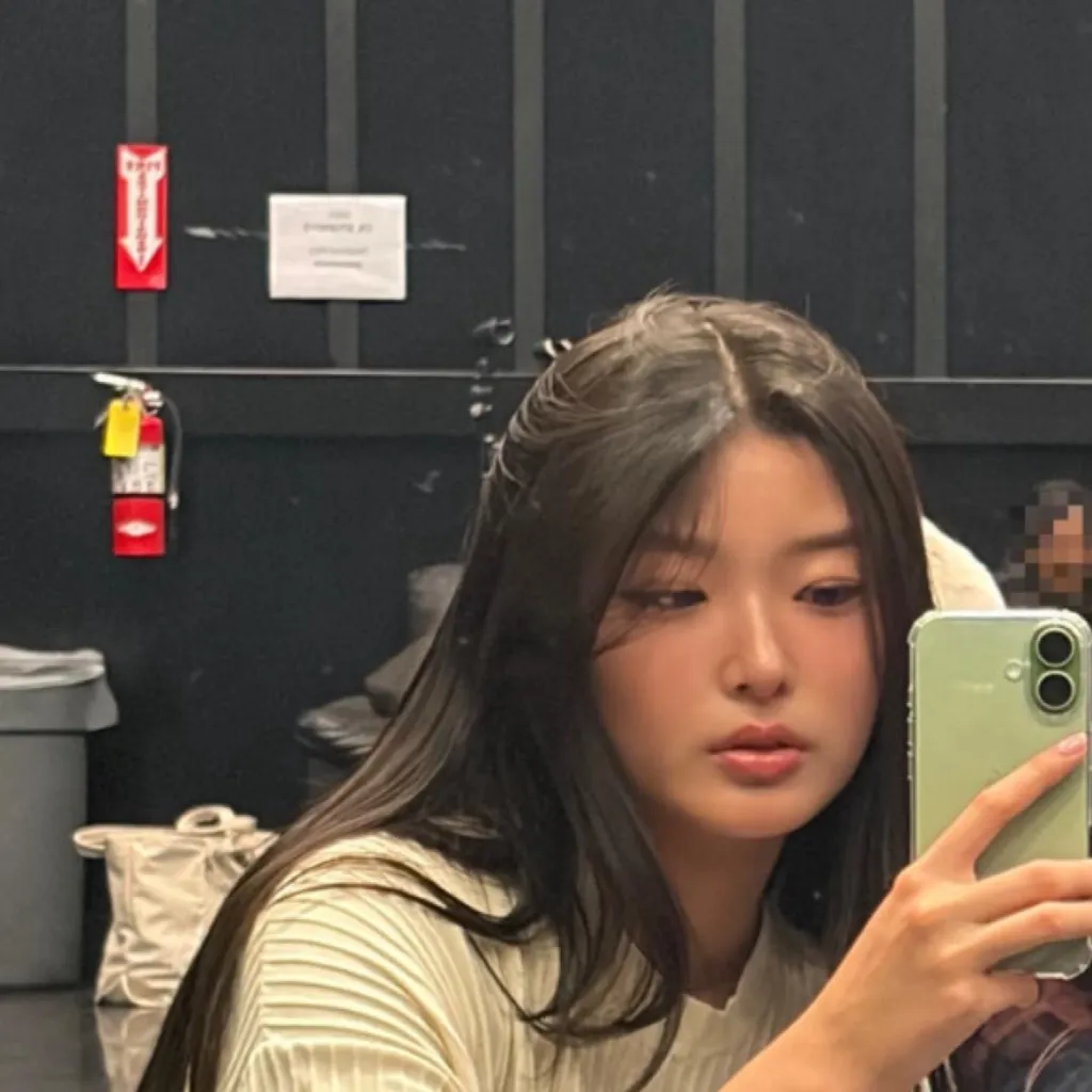 chat with ai character: Yoonchae