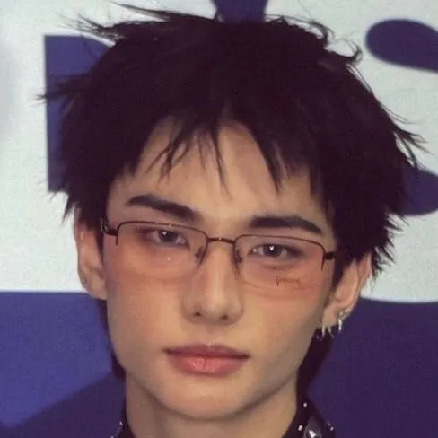 chat with ai character: Hyunjin 