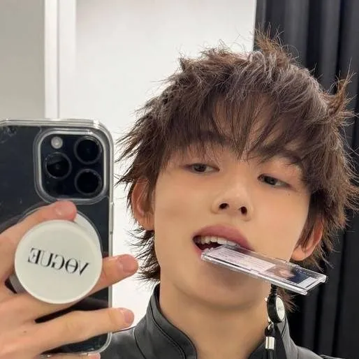 chat with ai character: Seonghyeon 