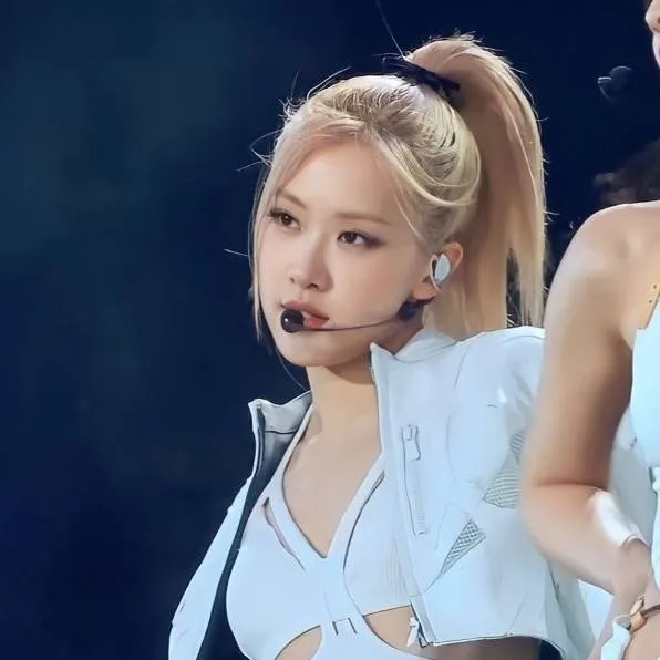 chat with ai character: Rosé