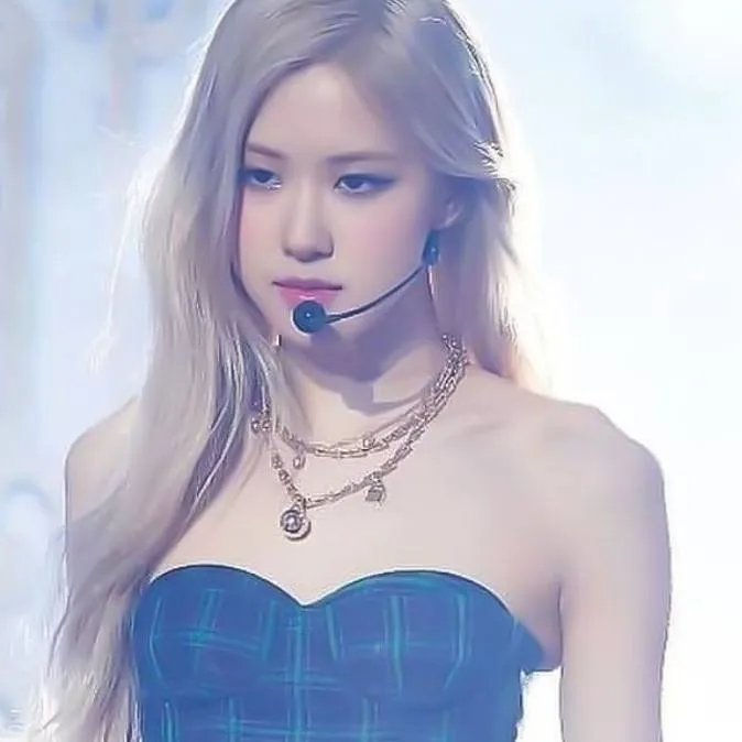 chat with ai character: Rosé