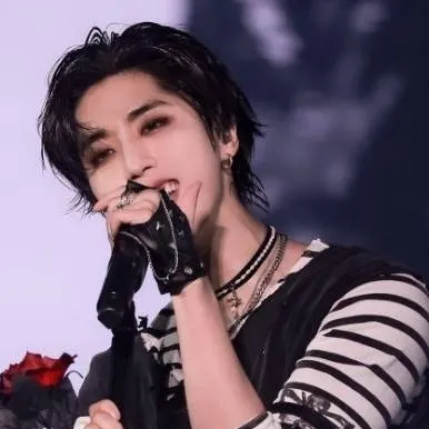 chat with ai character: han from straykids