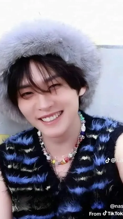 ai character: Lee minho background