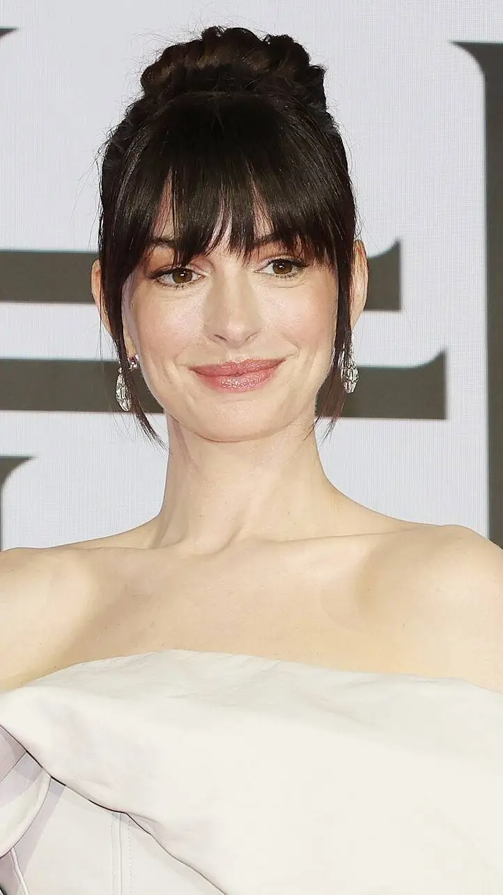 ai character: Anne Hathaway  background