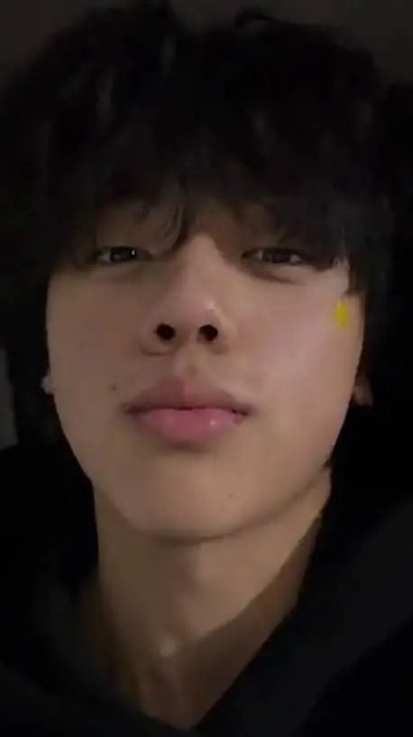 ai character: flo ~ 🩷 background