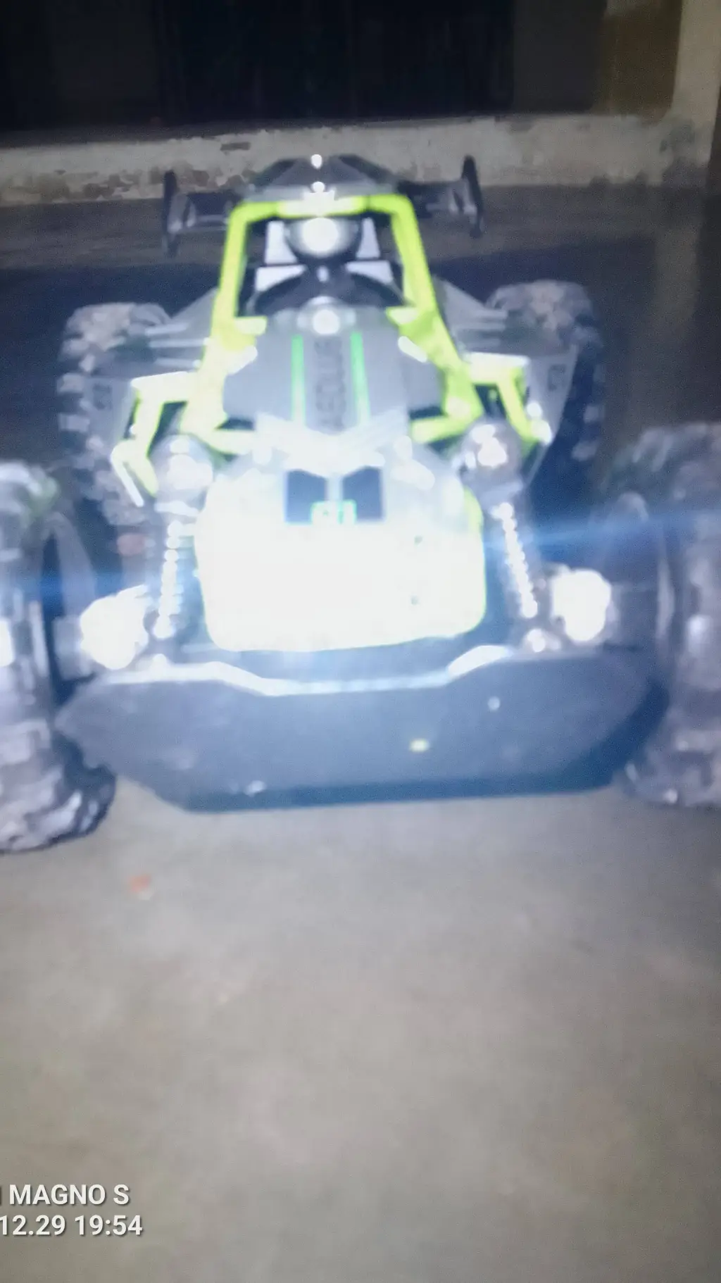 ai character: tu carro  de carre background