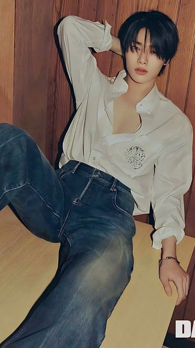 ai character: Jeongin background