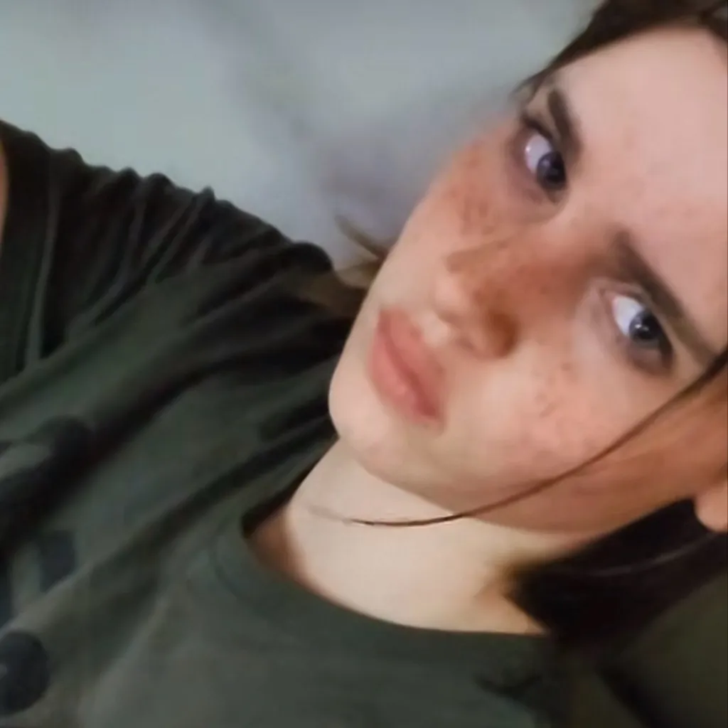 chat with ai character: Ellie Williams 