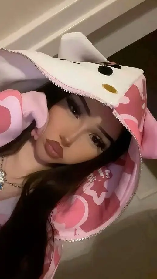 ai character: ♡Della☆ background