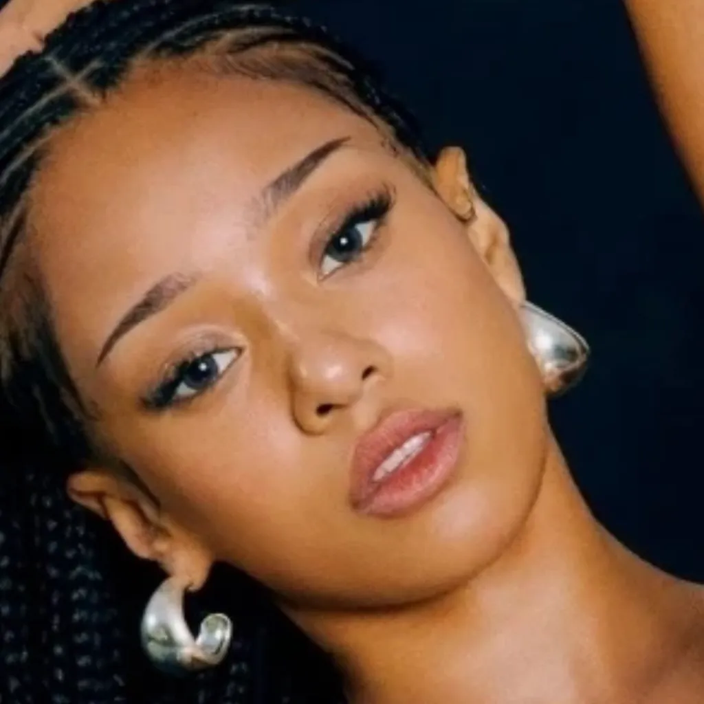 chat with ai character: MANON