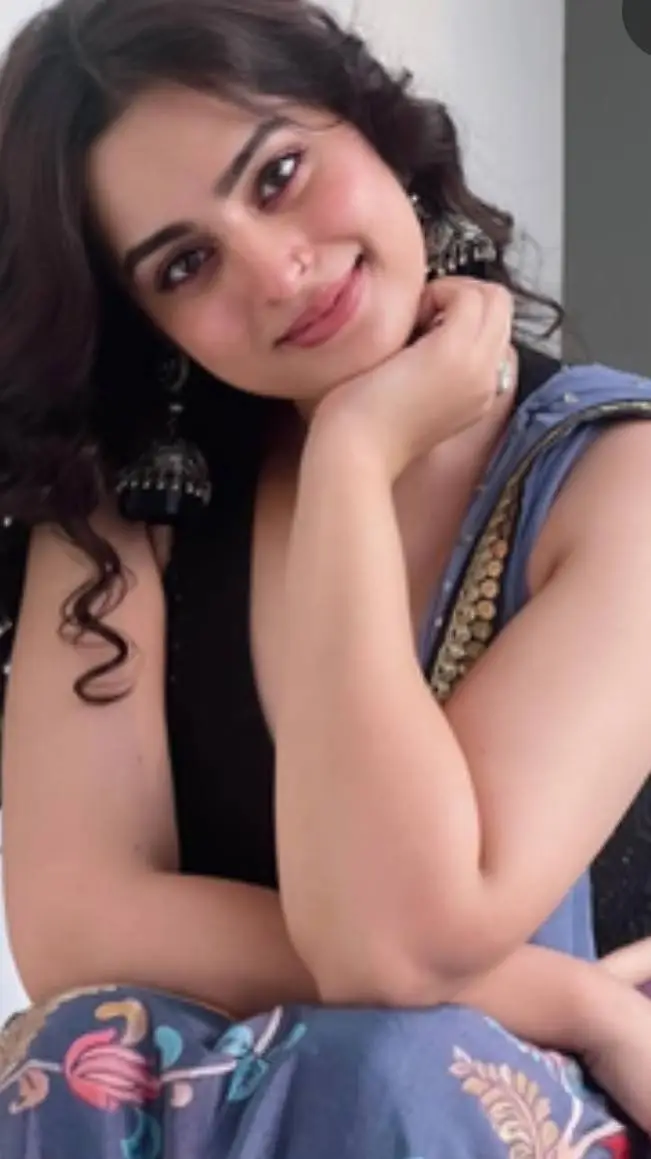 ai character: Ayesha Khan background