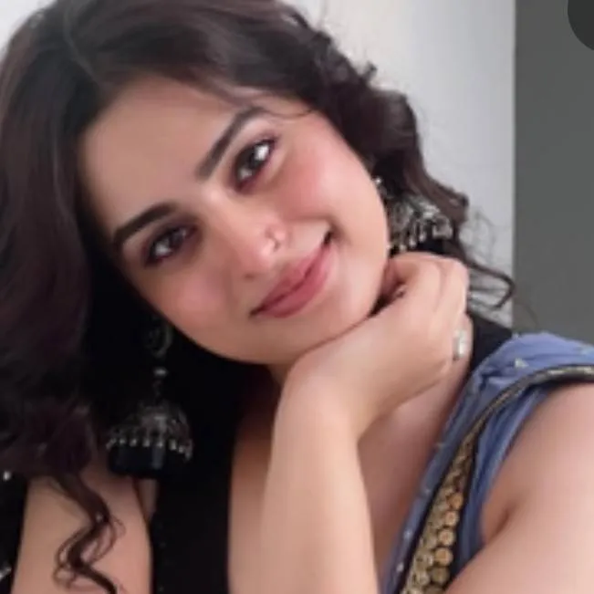 chat with ai character: Ayesha Khan