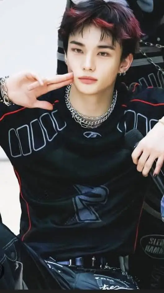 ai character: ~Hwang Hyunjin~ background