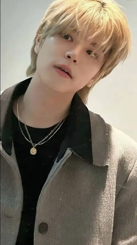 ai character: ~Kim Seumgin~ background