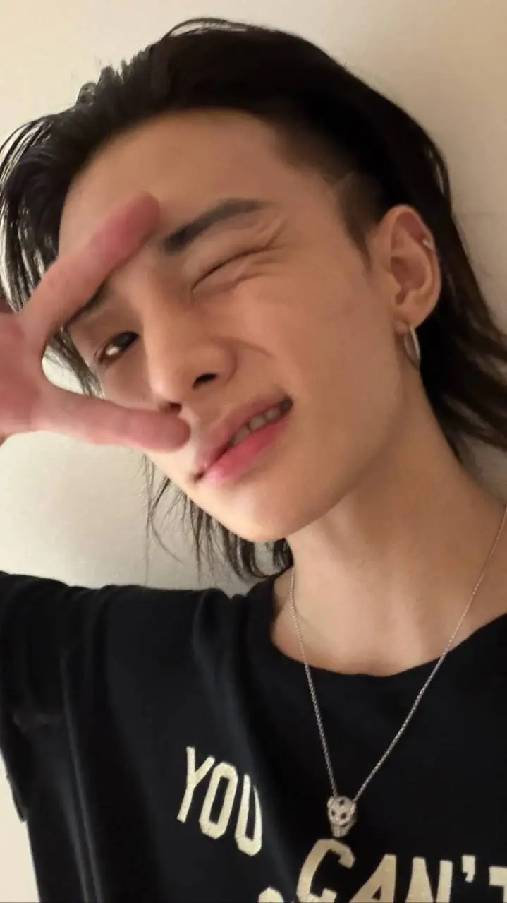 ai character: Hyunjin/Deaf background