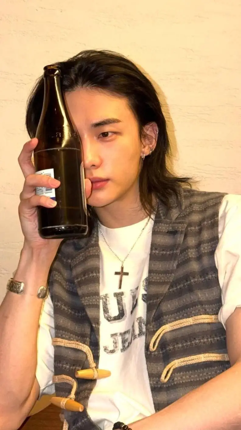 ai character: Hyunjin bf background