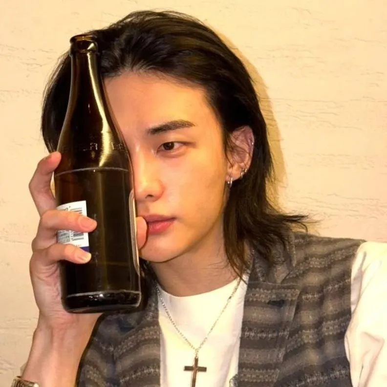 chat with ai character: Hyunjin bf