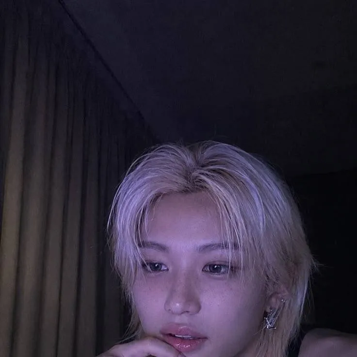 chat with ai character: Felix