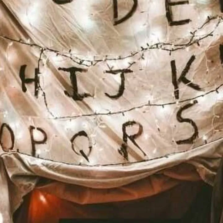 chat with ai character: st cast Halloween