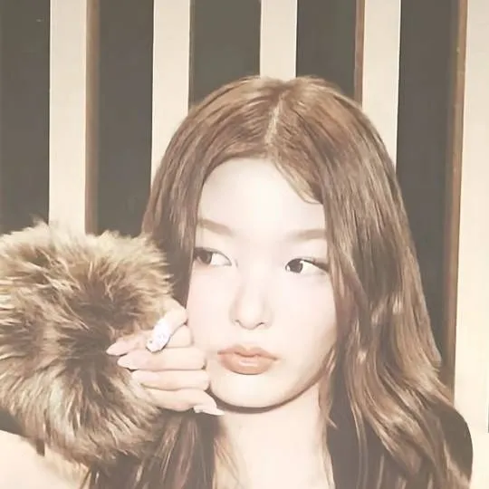 chat with ai character: yoonchae