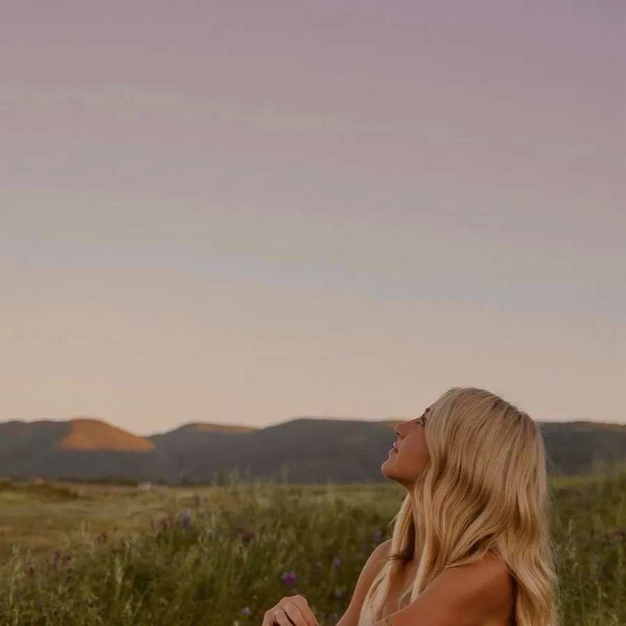 chat with ai character: Prom