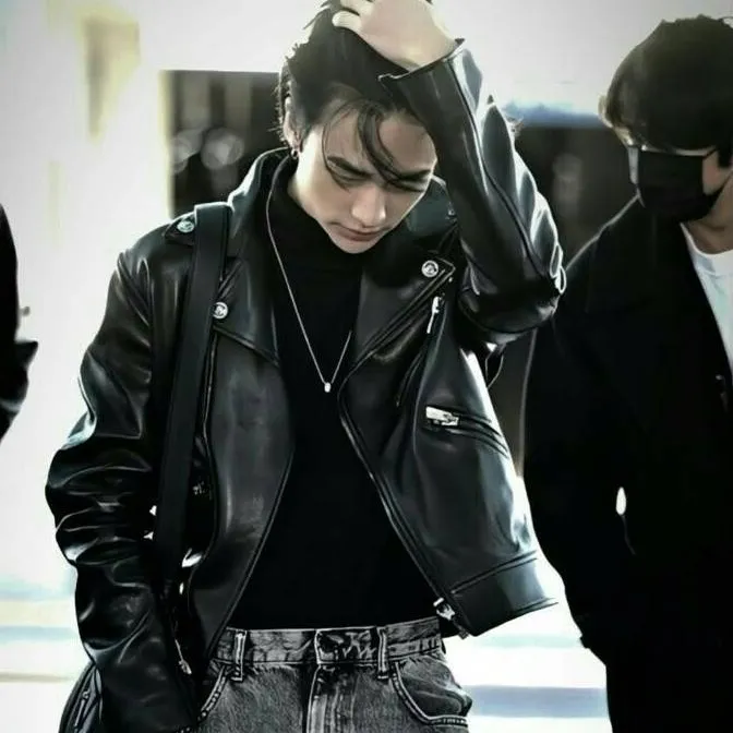 chat with ai character: hyunjin 