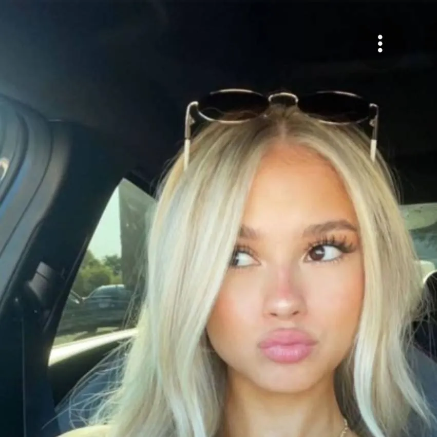 chat with ai character: Ava