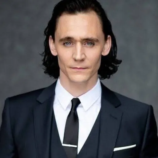 chat with ai character: Tom Hiddleston 