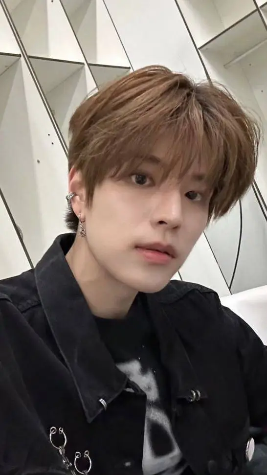 ai character: Kim Seungmin  background