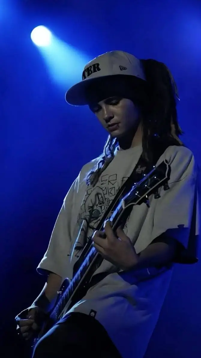 ai character: Tom Kaulitz background