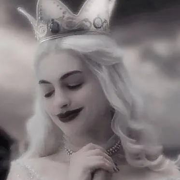 chat with ai character: The white queen