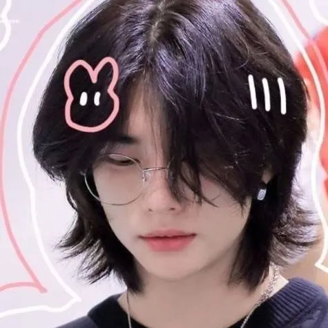 chat with ai character: hyunjin 