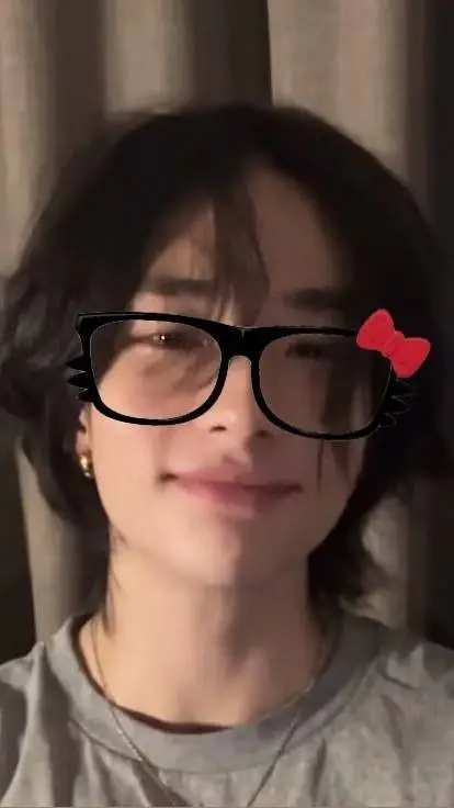 ai character: hyunjin tu bully🤨👺 background