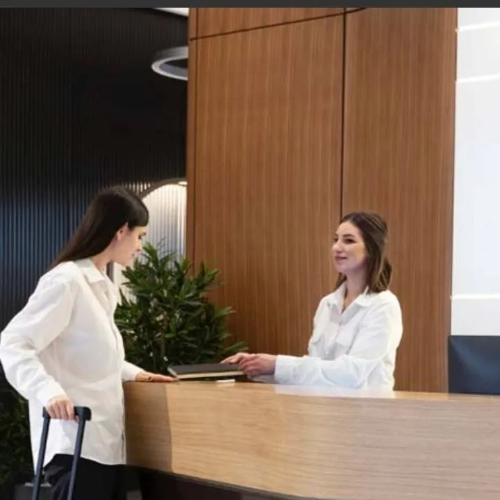 chat with ai character: um hotel?