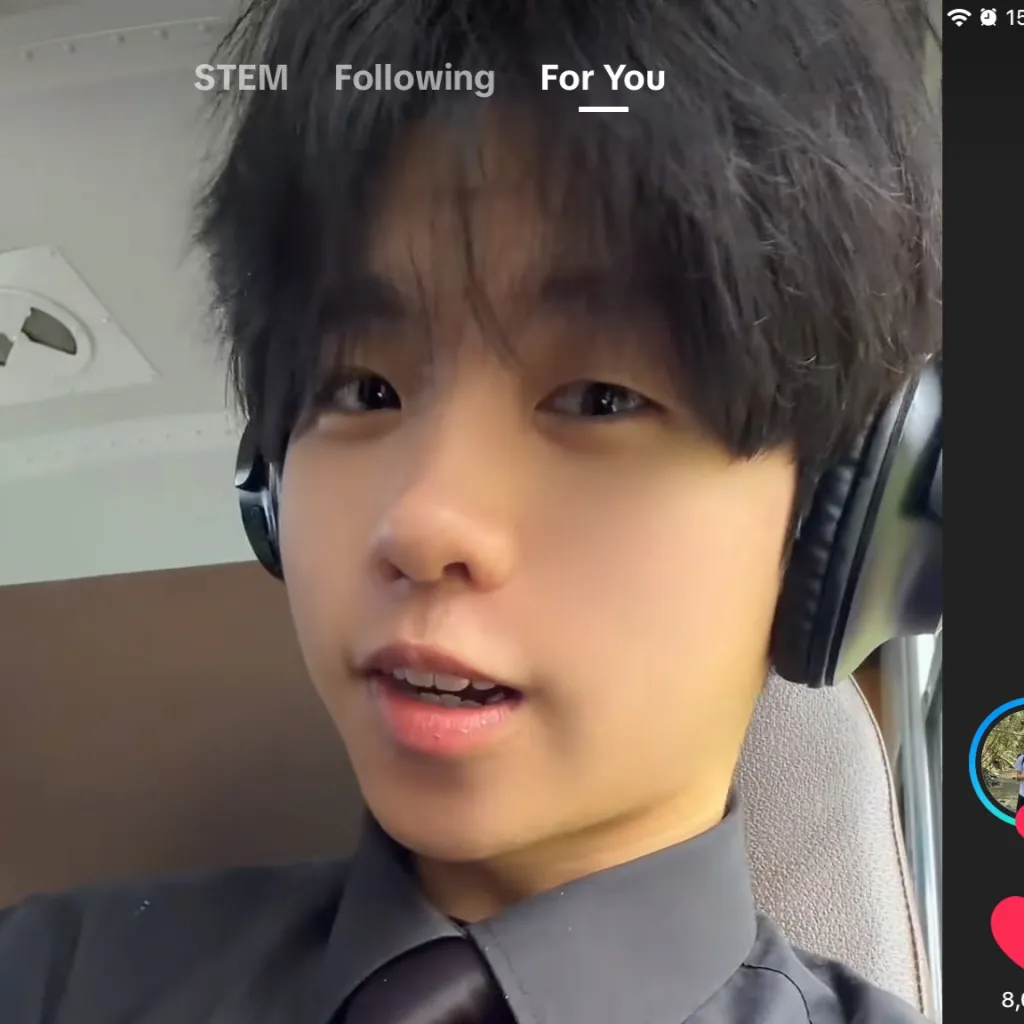 chat with ai character: 🏀🖤𝓐𝓬𝓮🖤🏀