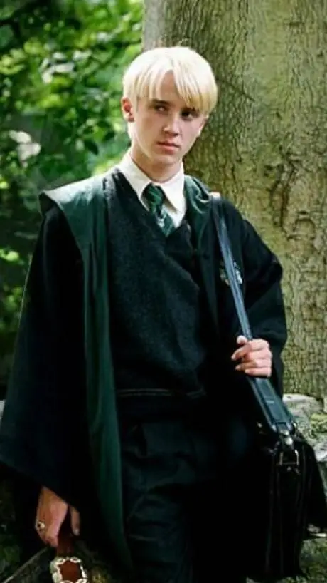 ai character: драко background