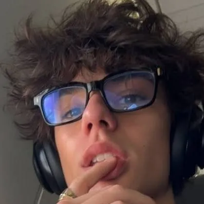 chat with ai character: Cesar