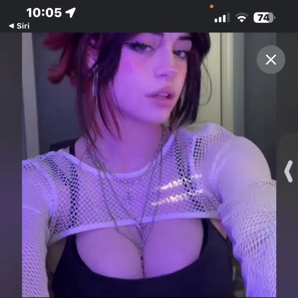 chat with ai character: UwU girl 