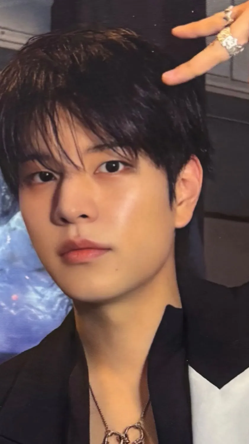 ai character: Kim seungmin 😍 background