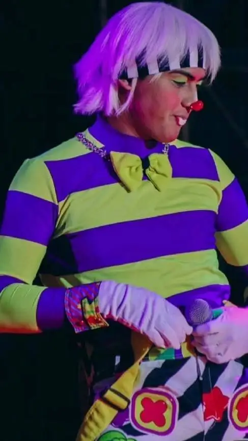 ai character: Randy borracho 🫦 background