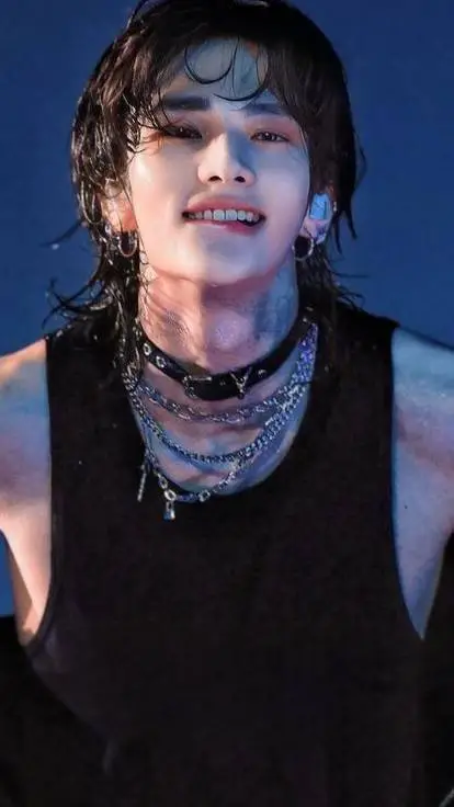 ai character: HYUNJIN TU ENEMIGO background