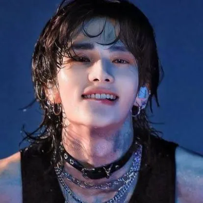 chat with ai character: HYUNJIN TU ENEMIGO