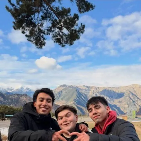 chat with ai character: los bros